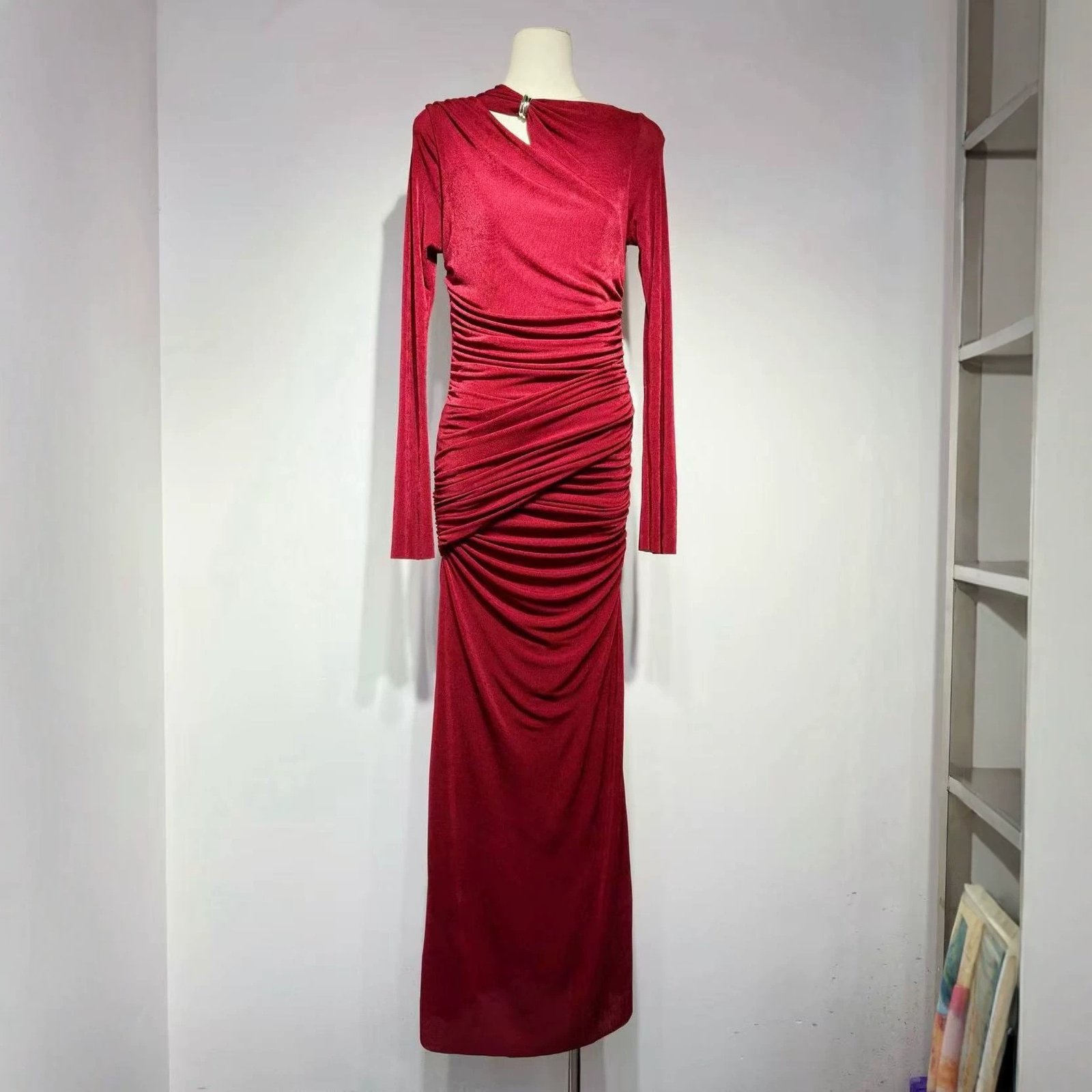 European and American fashion elegant bodycon dress for women, 2026 new model with metal buckle design, elegant waist-cinching evening gown